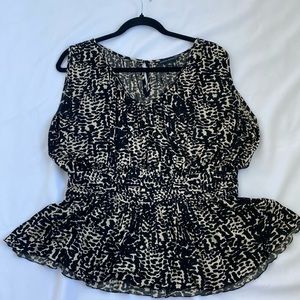 Banana Republic black off white sleeveless top with elastic waist.